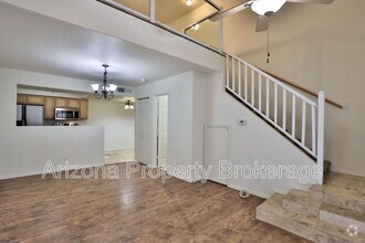 Building Photo - 2121 W Royal Palm Rd