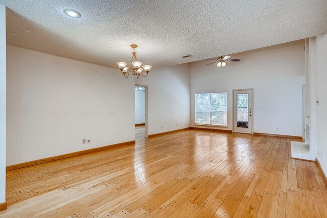 Building Photo - Rare 2 BR/ 2 BA Townhouse in Northwest Hil...