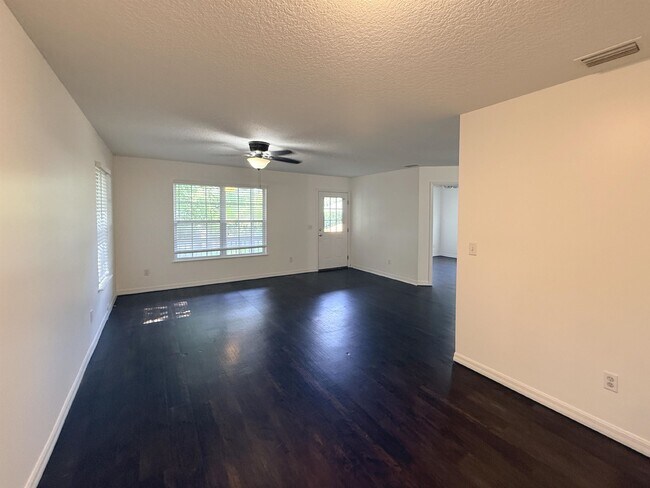 Foto del edificio - 1058 W 15th St