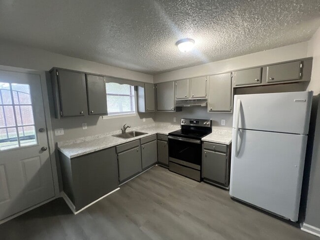 Building Photo - 2 Bedroom, 1 bath, 1 Story Duplex