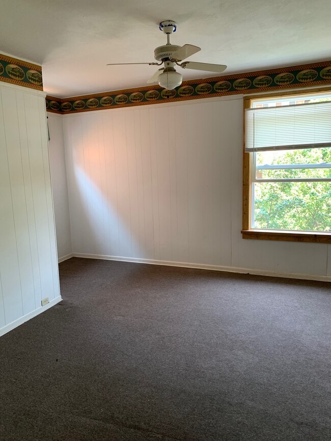 Building Photo - 800 W Broadway St