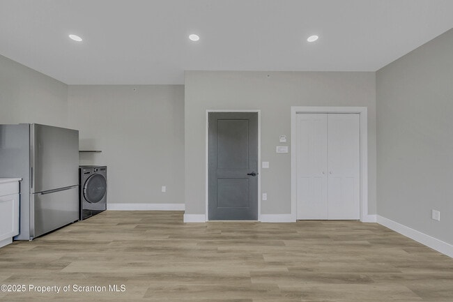 Building Photo - 215 Hickory St