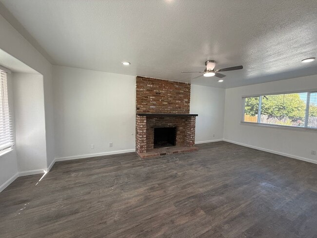 Foto del edificio - 4 bed, 3 bath pool home with RV access in West Simi Valley