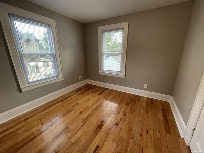 Building Photo - 378 Scranton Ave