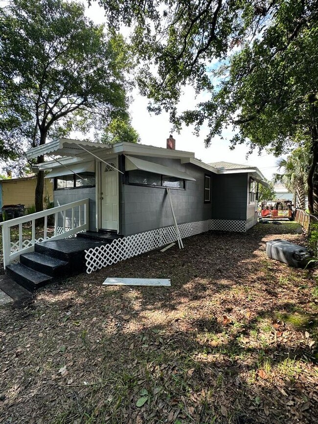 Building Photo - Fully Renovated 2/1 + Bonus Room Single Family Available Now!