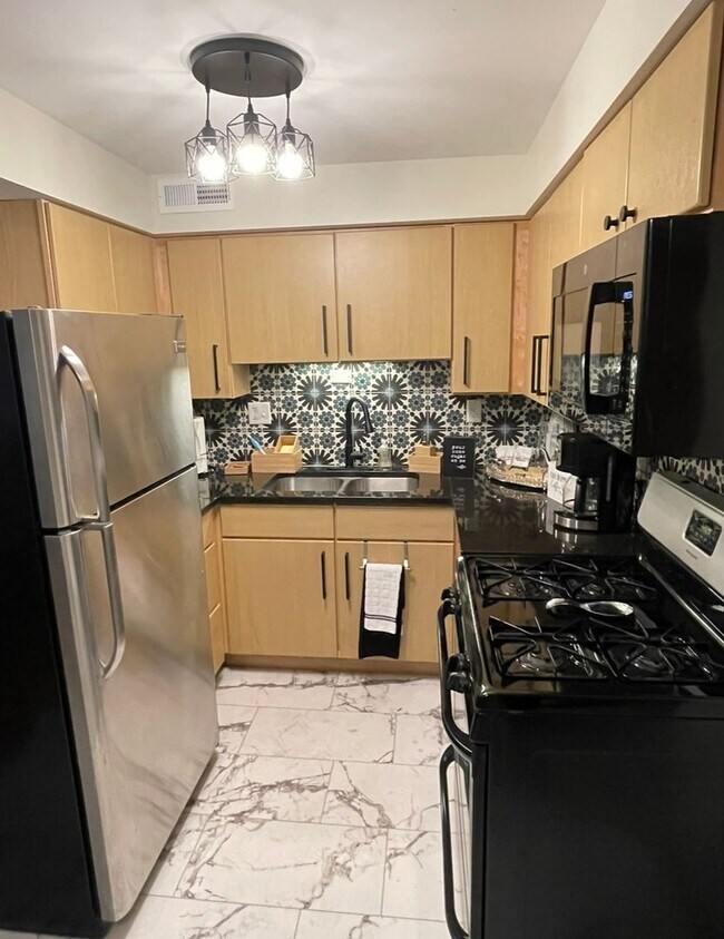 Foto del edificio - 5801 Sunshine Dr