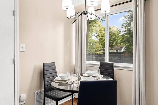 Foto del edificio - 18451 Sharon Ln