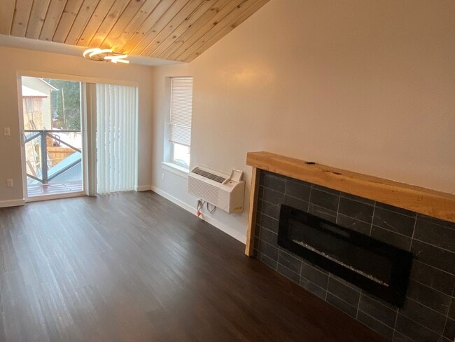 Building Photo - Custom Built Upstairs Private Apartment in...