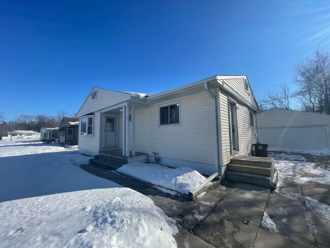 Foto del edificio - Spacious 2 bed, 1 bath home for rent in NE Waterloo available IMMEDIATELY .