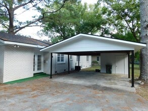 Building Photo - 1404 Lake Park Rd
