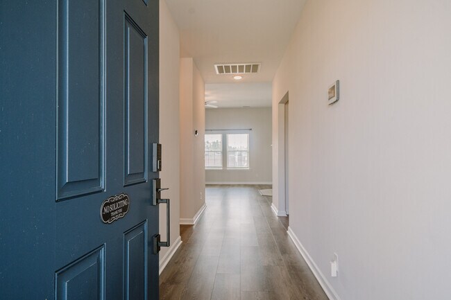 Building Photo - 215 Deerfield Dr NE