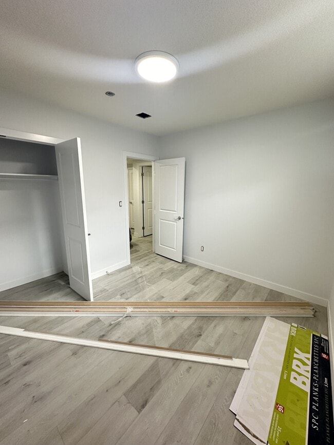 Building Photo - 1460-1422 22 St NW