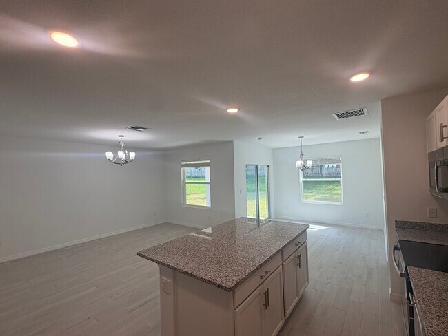 Foto del edificio - 5041 Armina Pl