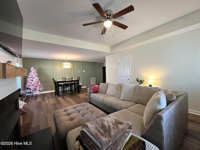 Foto del edificio - 323 Tokay Dr