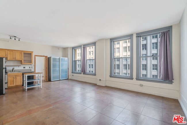 Building Photo - 215 W 7th St