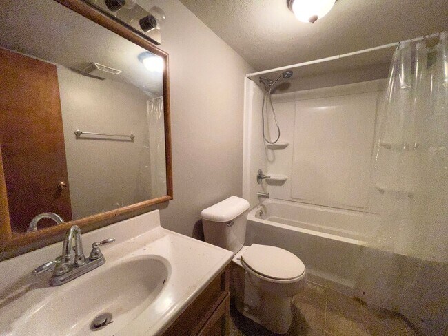 Foto del edificio - PRELEASING for AUGUST! Close to Campus