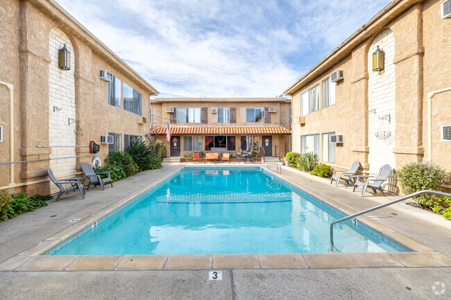 Pool - Parkside Villa Apartments