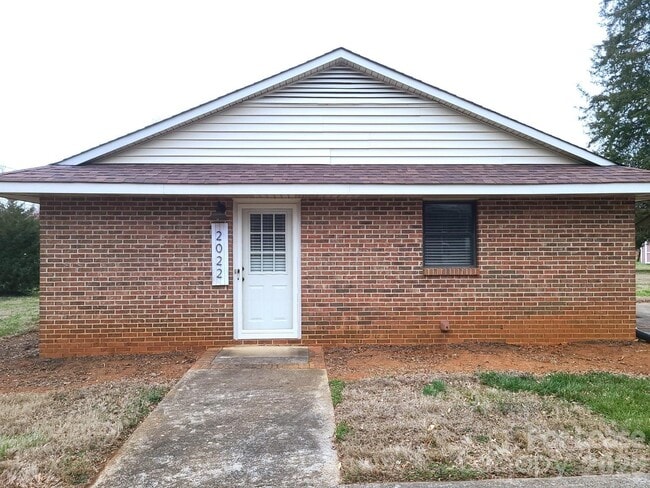 Foto del edificio - 2022 Oakdale Rd