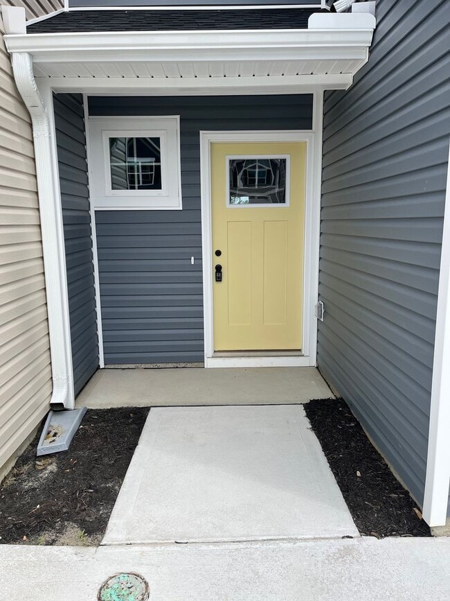 Building Photo - NEW YEARS SPECIAL!!! 1/2 MONTH FREE   Brand New Townhome