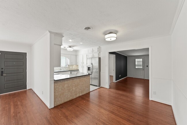 Building Photo - 4414 Gardendale Dr