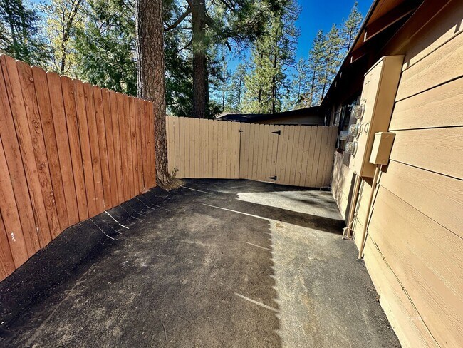 Building Photo - 2 Bedroom in Town Rental