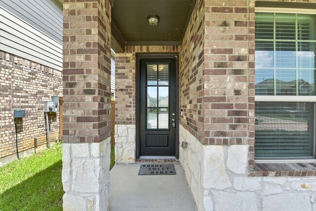 Building Photo - Spacious Home with Resort-Style Amenities