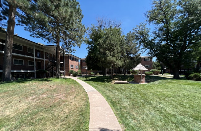 Building Photo - 3 Bedroom 2 Bathroom Condo Near Leetsdale ...