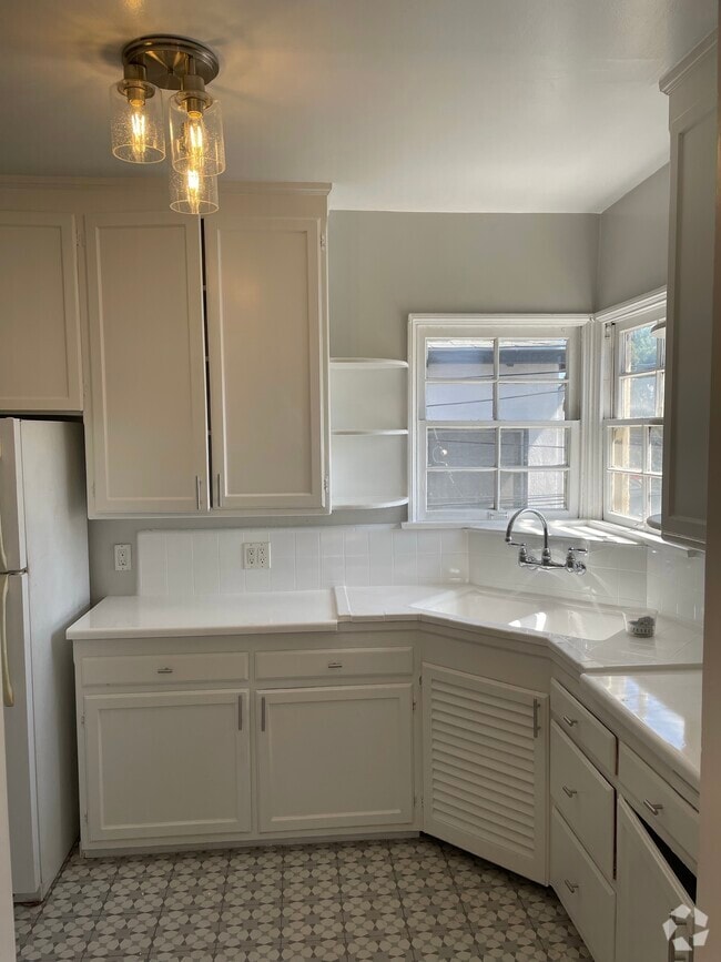 Building Photo - 2669 Waverly Dr