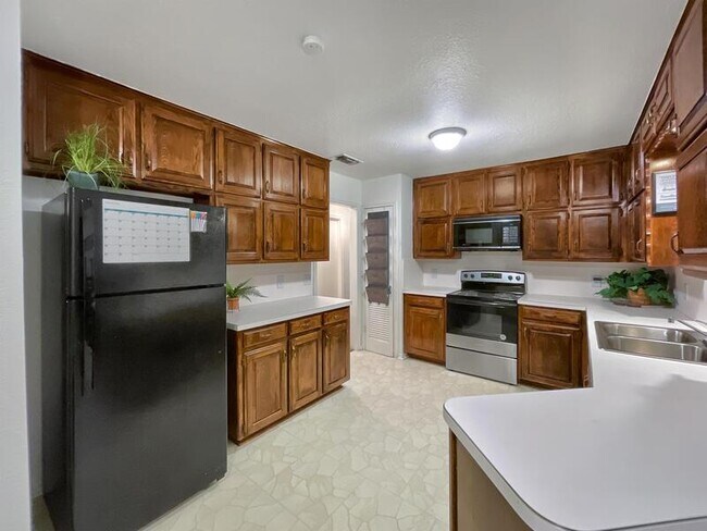 Building Photo - 2120 Charolais Way