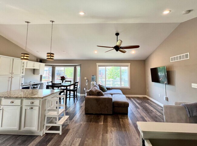 Foto del edificio - Spacious 4 Bedroom Home in Scenic Meadows ...