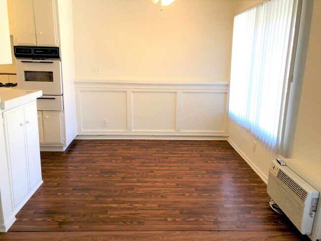 Foto del edificio - Large, spacious and bright 1bd/1ba central to everything!