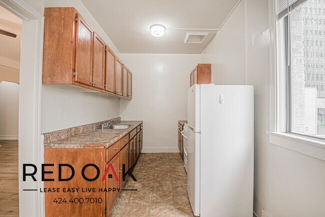 Building Photo - 630 S Kenmore Ave