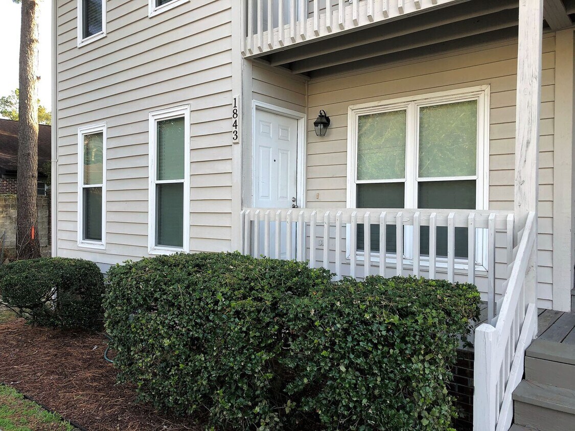 Primary Photo - Welcome to the 2 Bed 2 Bath Bottom Floor C...