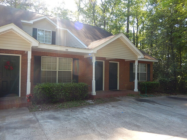 Building Photo - AWESOME 3/3 in Great Location w/Vaulted Ce...