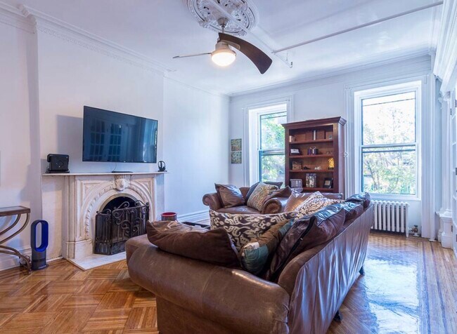 Foto del edificio - 419 Grand Ave