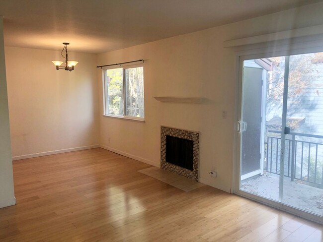 Building Photo - Cozy 2 bedroom 1 bath in shaded private co...