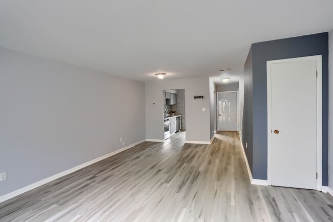 Building Photo - UPDATED 2 BEDROOM CONDO - Heart of Moon To...