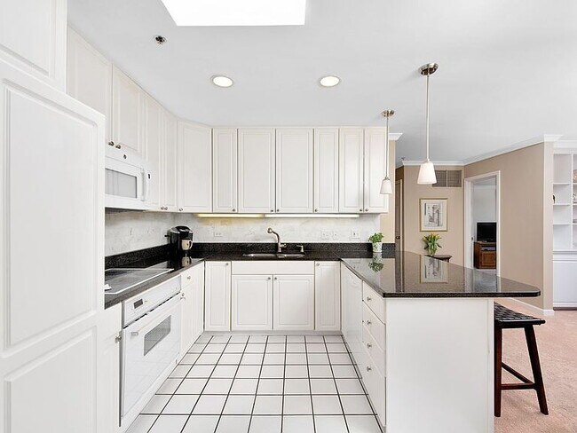Foto del edificio - "Charming 2-Bed, 2-Bath Retreat in Northfield's Arbor Lane Oasis!"