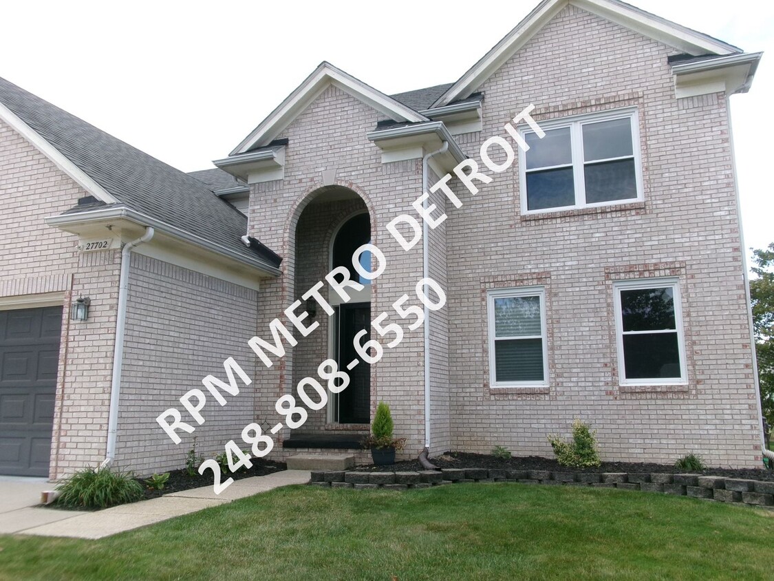 Primary Photo - SPACIOUS HOME IN BROWNSTOWN