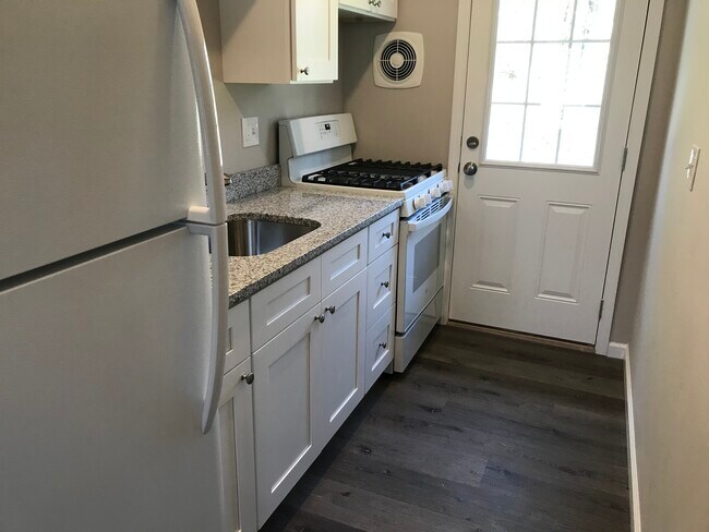 Kitchen - 516 Wooddell Ct