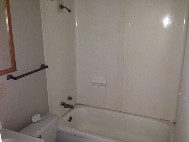 Foto del edificio - Single Family Home located across from the...