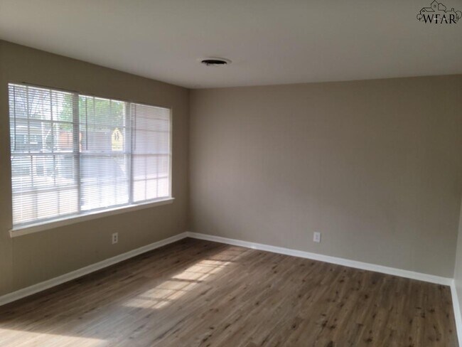 Foto del edificio - 5031 Lindale Dr