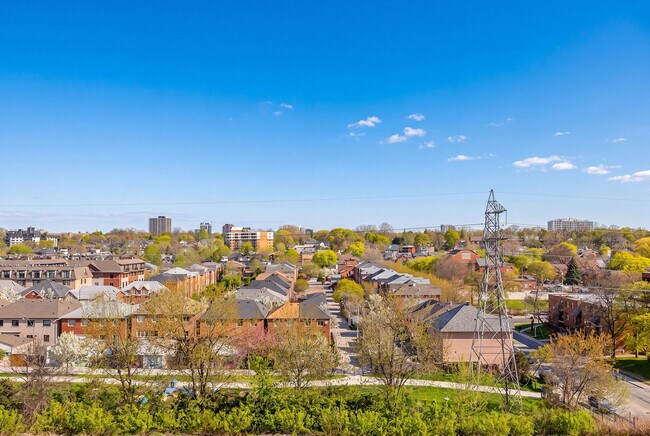 Vue dégagée depuis le balcon - 858 Dupont St