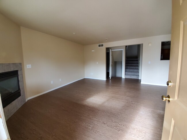 Foto del edificio - Spacious 3 bed, 3.5 bath condo in Rigden F...