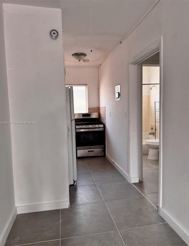 Foto del edificio - 7717 Byron Ave