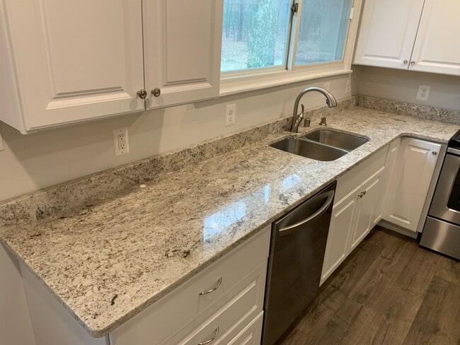 Building Photo - 190 Lake Shore Dr