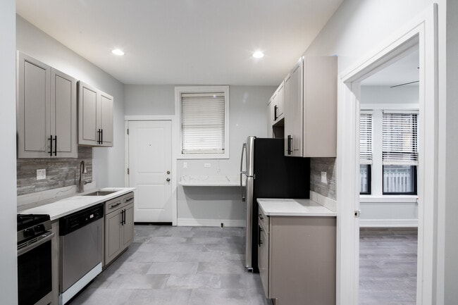 Building Photo - 1058 W Glenlake Ave