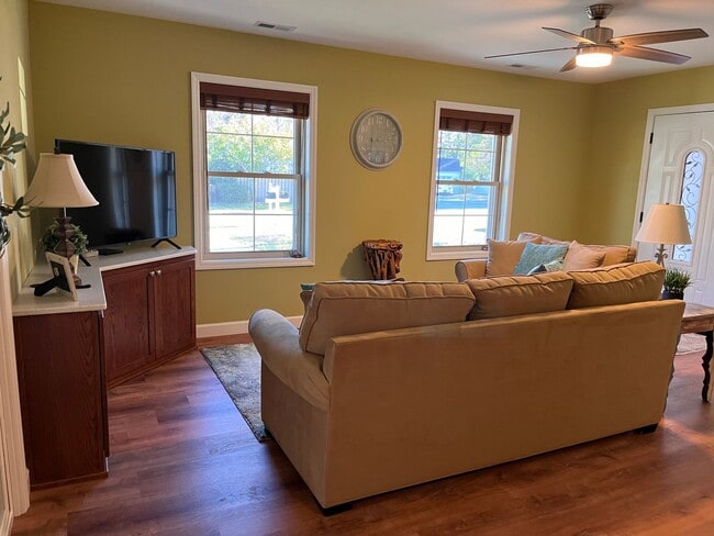 Building Photo - All Utilities Included in Furnished 2 Bedroom Duplex Available August 2026 Through May 2027!