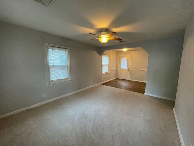 Building Photo - Ranch home available in Hollywood Section ...