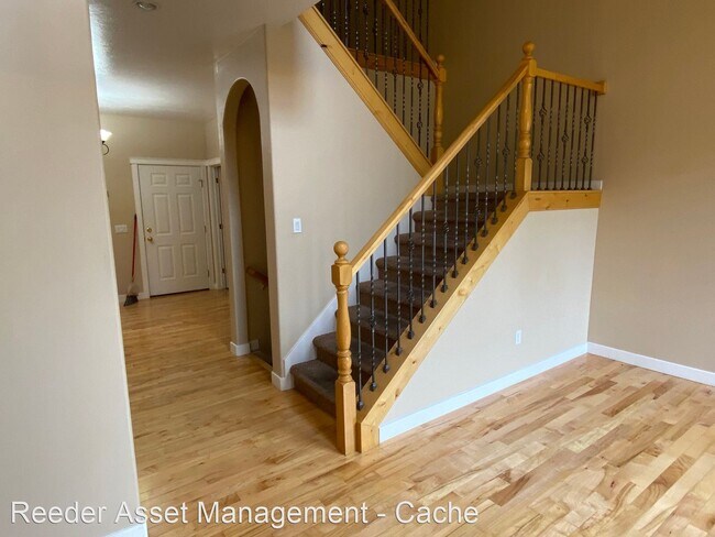 Building Photo - 4 br, 3.5 bath House - 1010 North 130 West...